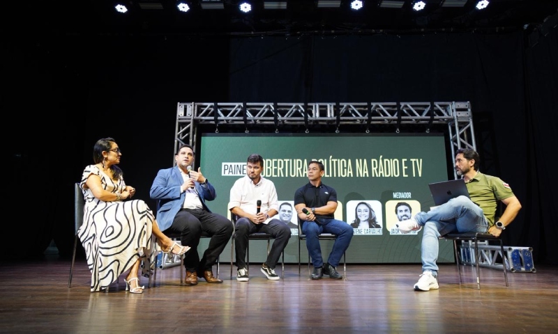 Jack Serafim media debate sobre cobertura política na rádio e TV durante Compol Amazonas 2025