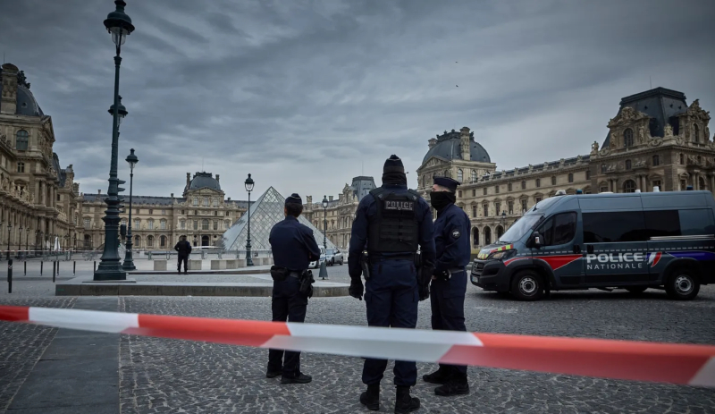 Museu do Louvre reabre após roubo milionário de joias da Coroa Francesa