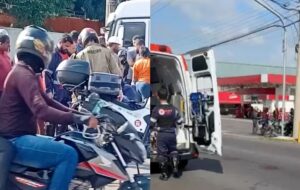 Mulher morre em acidente de moto na avenida Max Teixeira, em Manaus; veja vídeo