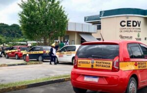 Autoescolas protestam em Manaus contra fim da obrigatoriedade de intermediação para emissão da CNH