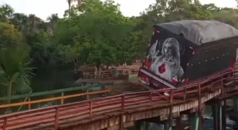 Veja momento em que ponte desaba durante passagem de caminhão