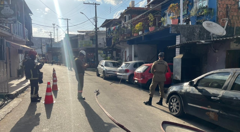 Fio de alta tensão se desprende e atinge veículos na Compensa; moradores denunciam descaso da Amazonas Energia