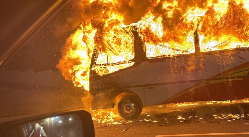Ônibus pega fogo e deixa passageiros em pânico na frente da UFAM, em Manaus; veja vídeos