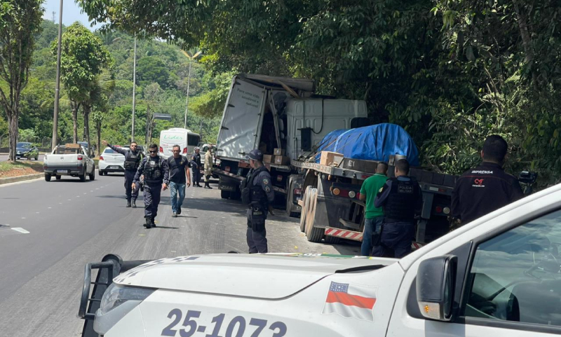 Acidente entre dois caminhões deixa dois feridos na Avenida do Turismo em Manaus