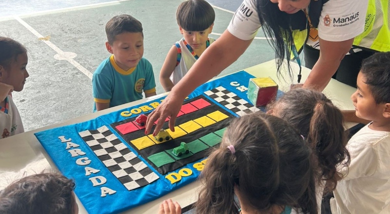 Prefeitura de Manaus leva aprendizado sobre segurança viária para crianças no Santa Etelvina