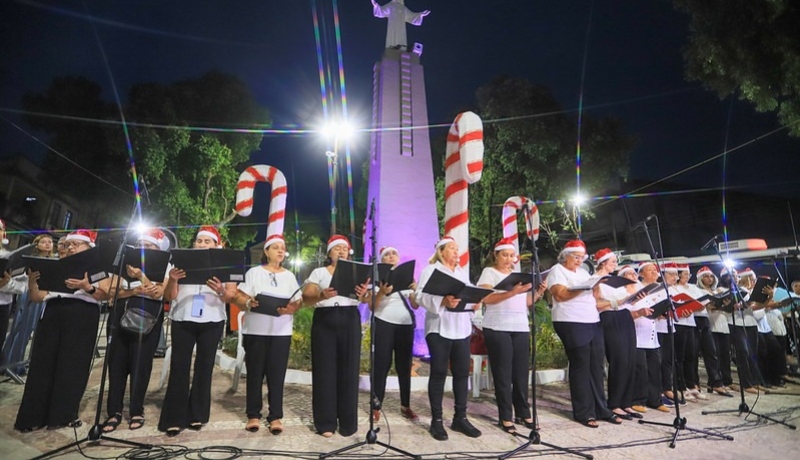 Prefeitura de Manaus entrega decoração de Natal na praça dos Remédios com Cantata Natalina