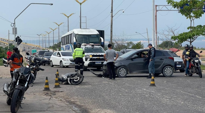 Grave acidente entre carro e moto deixa mulher ferida na Compensa; veja vídeo