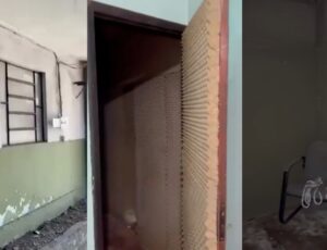 Polícia do RJ descobre sala de tortura com isolamento acústico usada pelo CV; veja vídeo