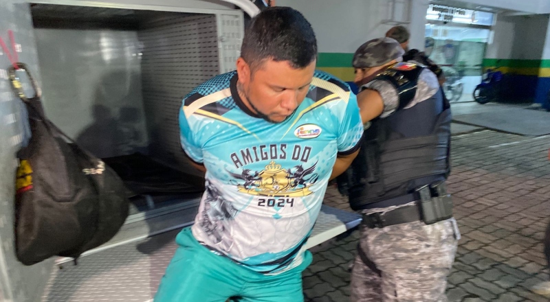 Vulgo ‘Urso’, líder do CV, é preso com fuzil e drogas em condomínio de luxo no Tarumã; veja vídeo