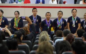 Estudantes do Amazonas que conquistaram medalhas nas olimpíadas internacionais de matemática da Ásia são homenageados