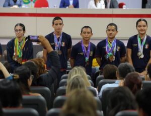 Estudantes do Amazonas que conquistaram medalhas nas olimpíadas internacionais de matemática da Ásia são homenageados