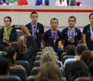 Estudantes do Amazonas que conquistaram medalhas nas olimpíadas internacionais de matemática da Ásia são homenageados