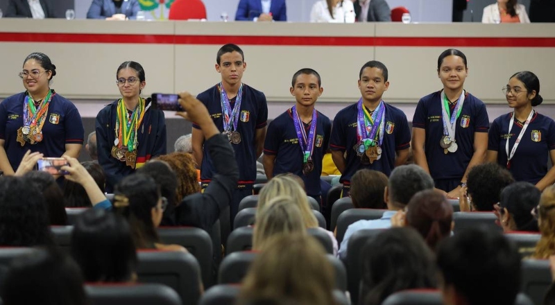 Estudantes do AM que conquistaram medalhas nas olimpíadas internacionais de matemática da Ásia são homenageados