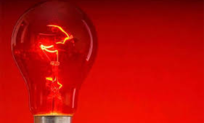 Aneel mantém bandeira vermelha e brasileiros seguem pagando mais caro na energia