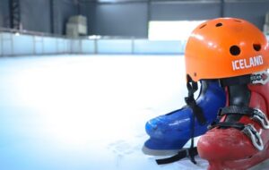 Pista de gelo com entrada solidária é inaugurada na Ponta Negra; veja como participar