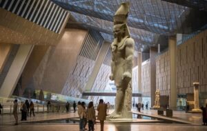 Egito inaugura o maior museu dedicado a uma civilização: 50 mil relíquias faraônicas ao lado das Pirâmides de Gizé; veja vídeo