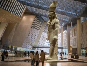 Egito inaugura o maior museu dedicado a uma civilização: 50 mil relíquias faraônicas ao lado das Pirâmides de Gizé; veja vídeo