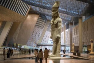 Egito inaugura o maior museu dedicado a uma civilização: 50 mil relíquias faraônicas ao lado das Pirâmides de Gizé; veja vídeo