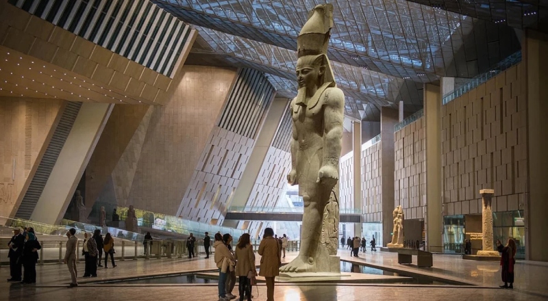 Egito inaugura o maior museu dedicado a uma civilização: 50 mil relíquias faraônicas ao lado das Pirâmides de Gizé; veja vídeo