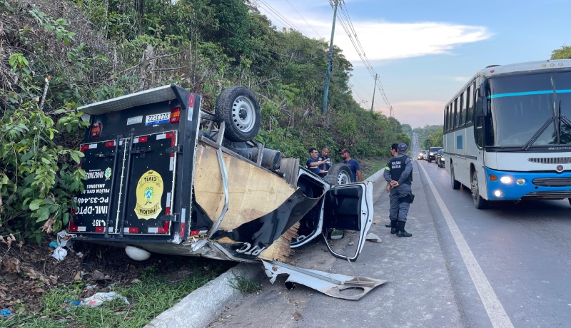 Viatura do IML, que estava transportando um corpo, capota após colisão na BR-174; veja vídeos