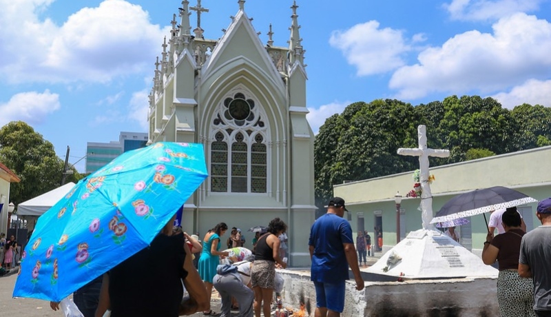Prefeitura de Manaus acolhe 700 mil visitantes nos cemitérios com estrutura e celebrações no Dia de Finados