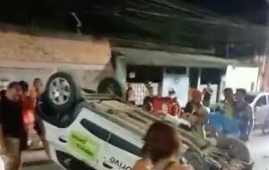 Carro capota e deixa casal ferido no Jorge Teixeira; veja vídeo