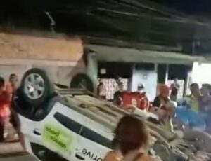 Carro capota e deixa casal ferido no Jorge Teixeira; veja vídeo