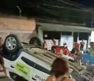 Carro capota e deixa casal ferido no Jorge Teixeira; veja vídeo