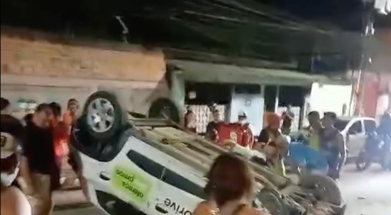 Carro capota e deixa casal ferido no Jorge Teixeira; veja vídeo