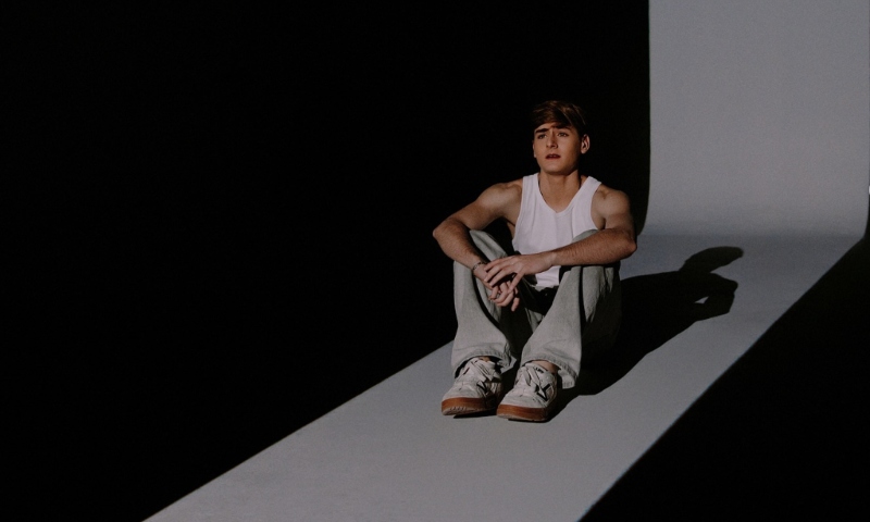 Sam Sabbá inicia nova era musical com o single “Silêncio que Fala”; veja vídeo