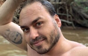 "Será no Amazonas?": Após ser rejeitado em SC, aliados se movimentam para emplacar Carlos Bolsonaro candidato na Região Norte