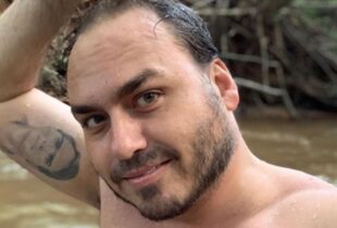 "Será no Amazonas?": Após ser rejeitado em SC, aliados se movimentam para emplacar Carlos Bolsonaro candidato na Região Norte