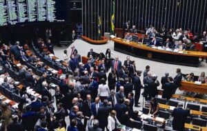 Câmara derruba regra do Conanda que facilitava aborto em menores sem aval dos pais