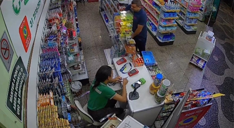 Vídeo flagra momento em que homem rouba Mounjaro e Ozempic e esconde na cueca; veja