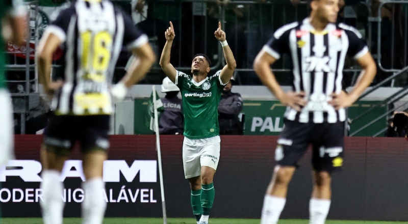 Palmeiras vence o Santos e dispara na liderança do Campeonato Brasileiro