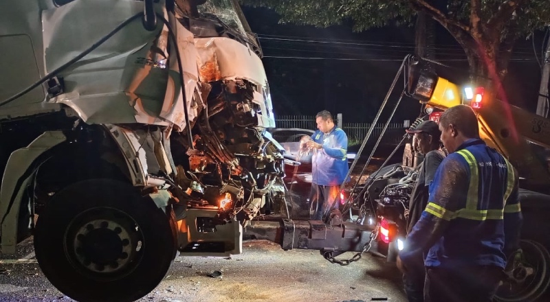 Urgente: grave acidente entre ônibus e caminhão deixa trânsito caótico na av. Rodrigo Otávio