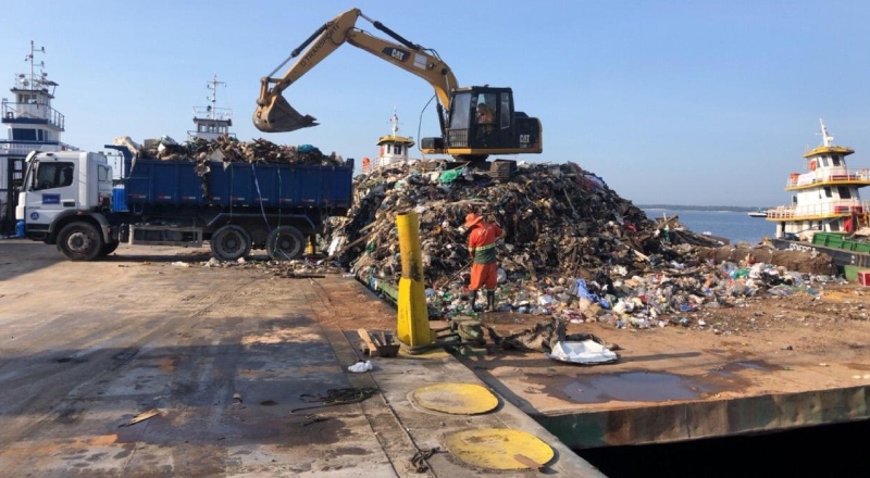 Prefeitura de Manaus realiza oitava operação de transbordo e reforça compromisso com a limpeza dos rios e igarapés