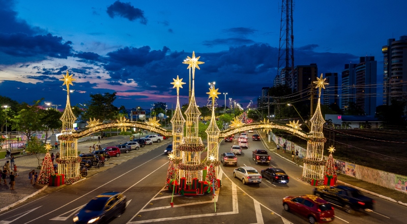 Manaus se destaca como a cidade mais bonita e iluminada do Norte com decoração natalina na Ponta Negra