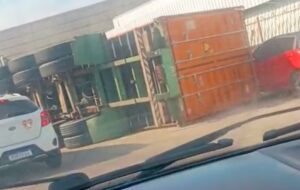 Carreta tomba na Bola da Gillette e causa engarrafamento; veja vídeo