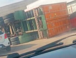 Carreta tomba na Bola da Gillette e causa engarrafamento; veja vídeo