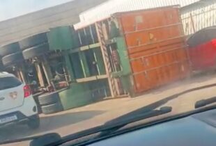 Carreta tomba na Bola da Gillette e causa engarrafamento; veja vídeo