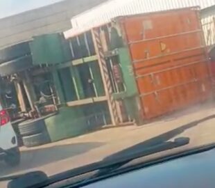 Carreta tomba na Bola da Gillette e causa engarrafamento; veja vídeo