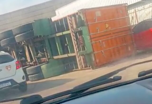 Carreta tomba na Bola da Gillette e causa engarrafamento; veja vídeo