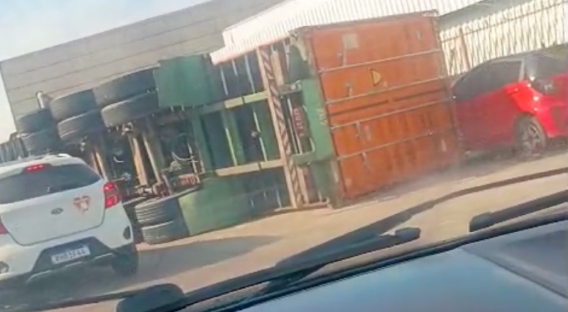 Carreta tomba na Bola da Gillette e causa engarrafamento; veja vídeo