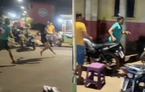 População "dá lição" em homem que tentou dar golpe de terçado em mulher no meio da rua; veja vídeo