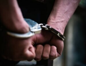 Homem que estava foragido por decapitar mulher é preso na Ponta Negra com drogas