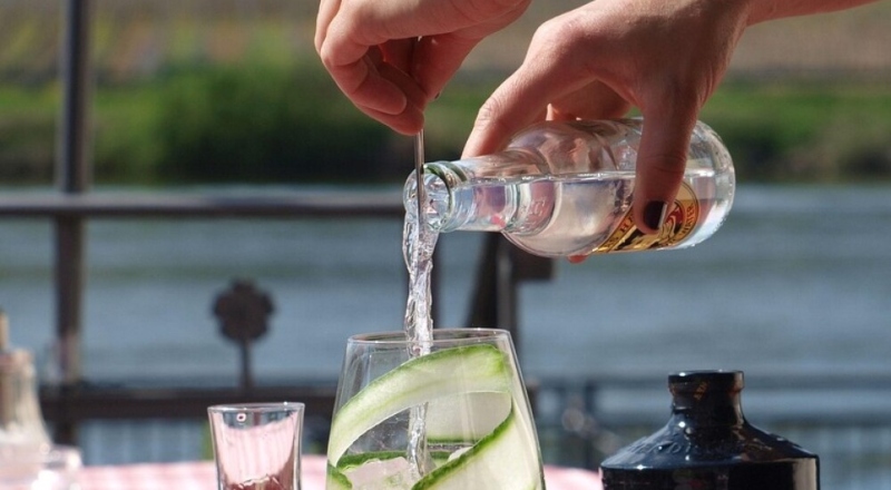 Dois homens morrem após ingerir bebidas alcoólicas em bar em SP