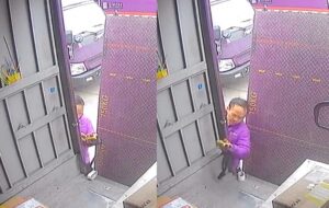 “O último trabalho”: entregador tenta consertar porta de caminhão e o pior acontece; veja vídeo