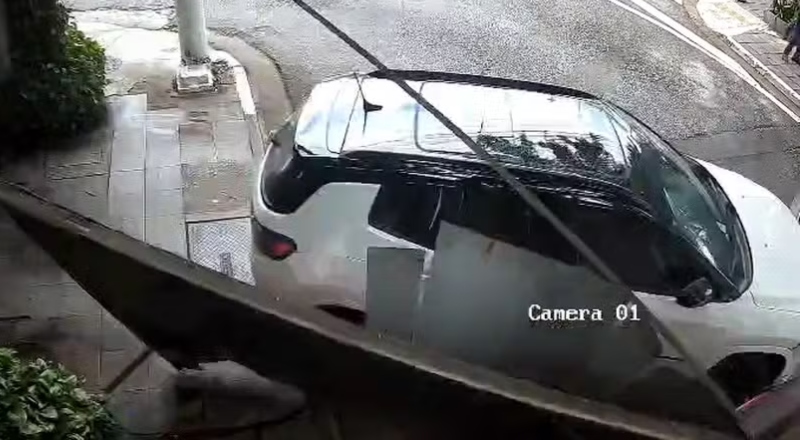 Mulher foge de motel sem pagar, dirige na contramão e causa acidente com carros; veja vídeo