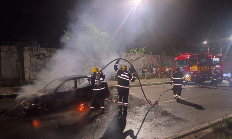 Carro pega fogo e fica destruído na Avenida das Torres, em Manaus; veja vídeo